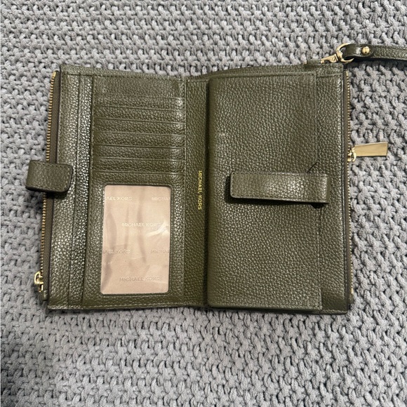 Michael Kors DoubleZip Wallet
Wristlet Green - Picture 2 of 8